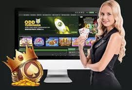 https999 မိုဘိုင်းလ် APP ကို ဖုန်းတွင် ဖွင့်ကစားနေသည့် မြင်ကွင်း
